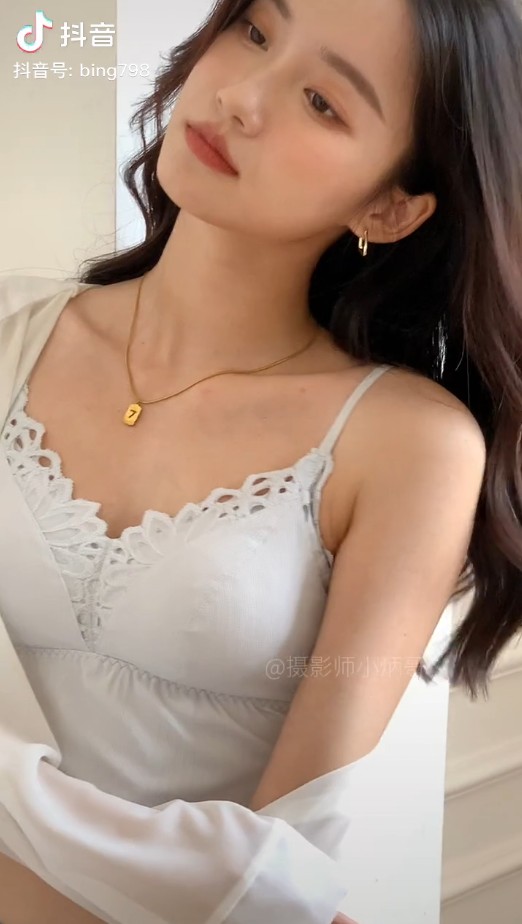 小咪吊带背心