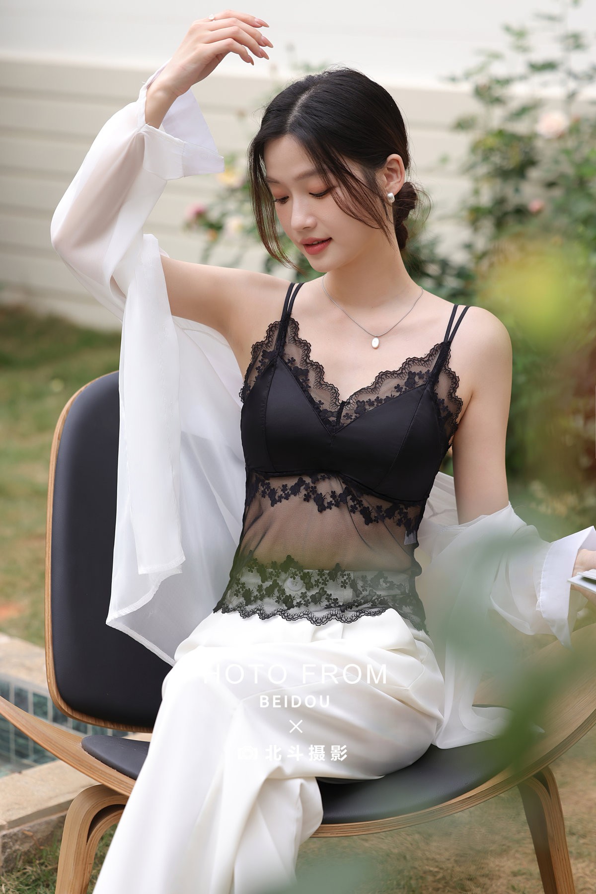 广州内衣摄影｜黑色蕾丝吊带花园坐姿｜北斗摄影-内衣拍摄-广州北斗摄影公司-第1张
