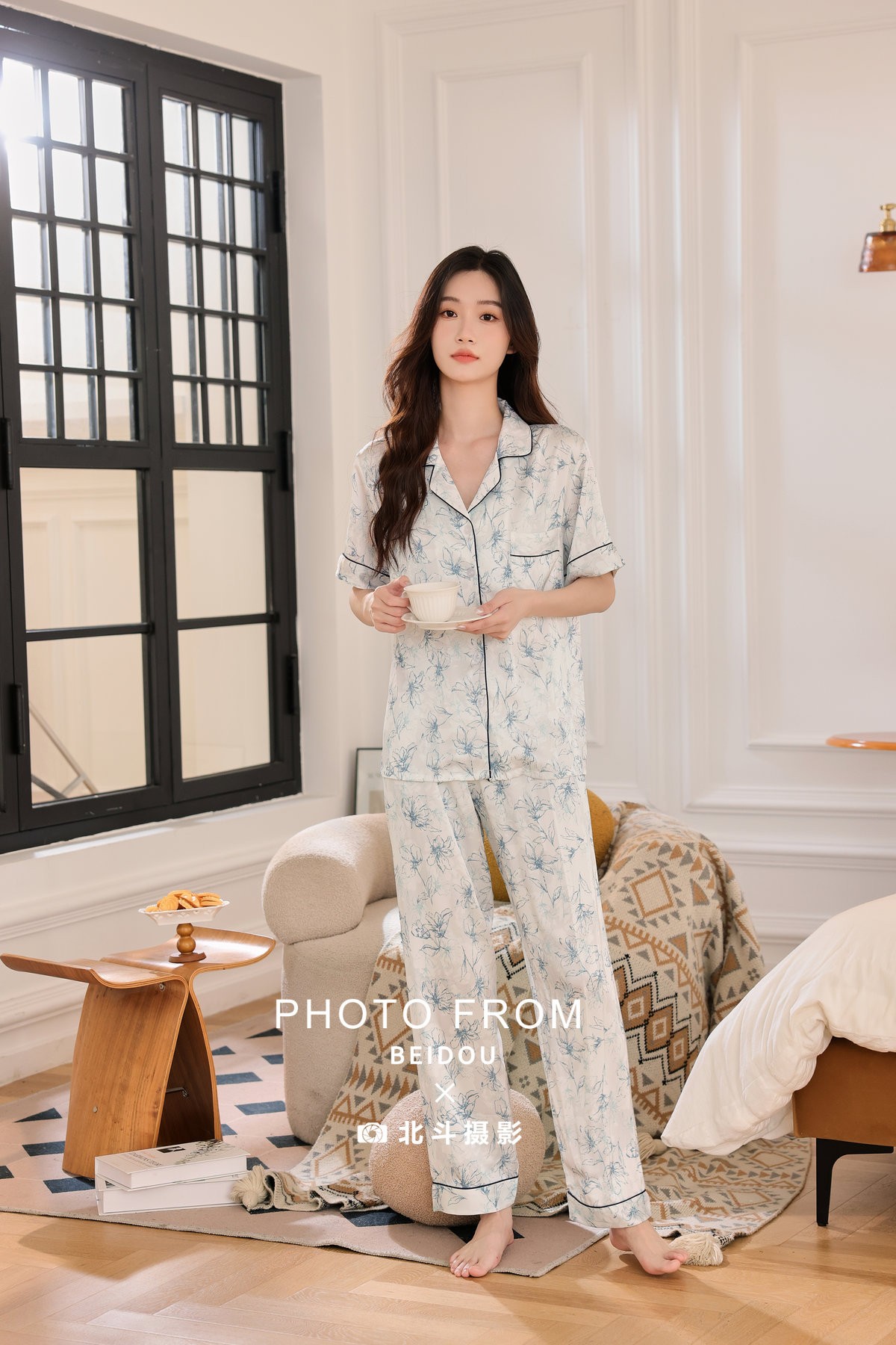 广州家居服摄影｜丝绸印花睡衣场景棚｜北斗摄影-家居服拍摄-广州北斗摄影公司-第1张
