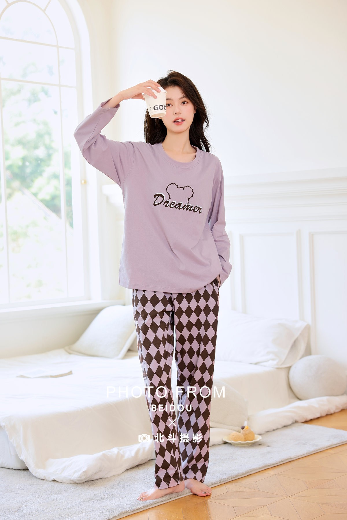 广州家居服摄影｜印花睡衣卧室场景棚｜北斗摄影-家居服拍摄-广州北斗摄影公司-第1张
