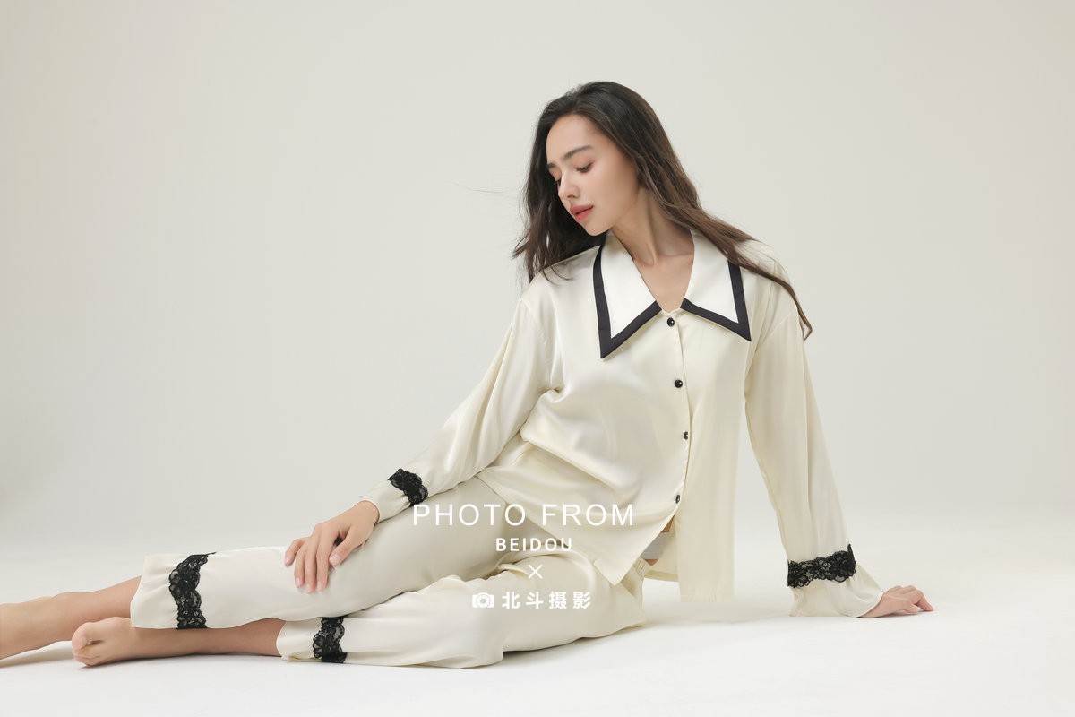 广州家居服摄影｜外模丝绸睡衣坐姿案例｜北斗摄影