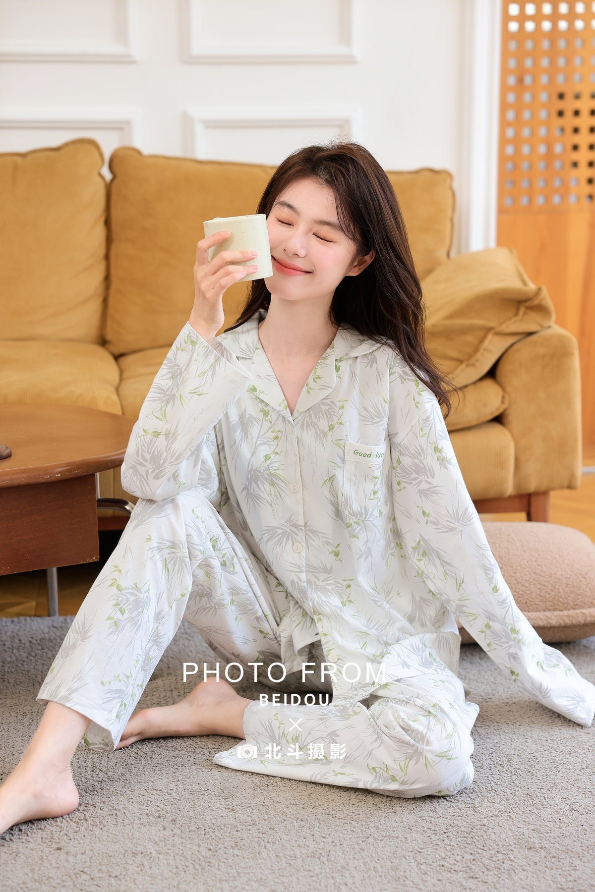 广州家居服摄影｜印花睡衣沙发坐姿｜北斗摄影-家居服拍摄-广州北斗摄影公司-第1张