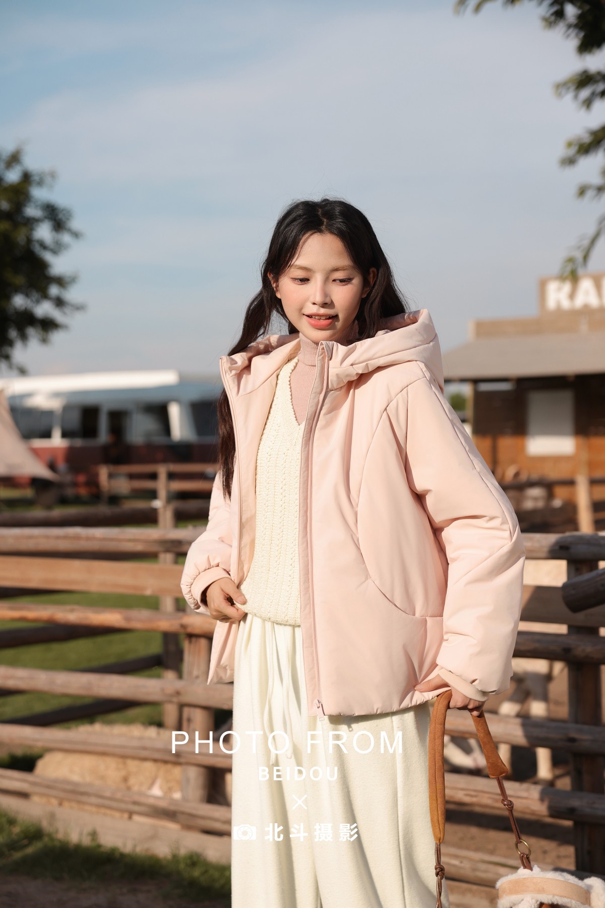 模特惠惠真维斯羽绒服外景-女装拍摄-广州北斗摄影公司-第6张